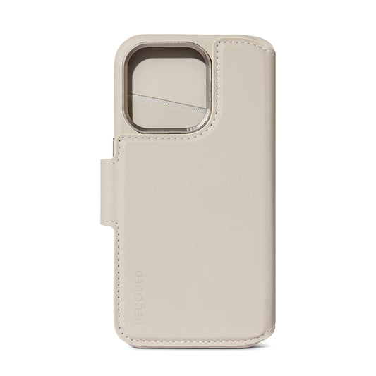 Decoded Lommebokdeksel i skinn med MagSafe til iPhone 15 Pro - Clay