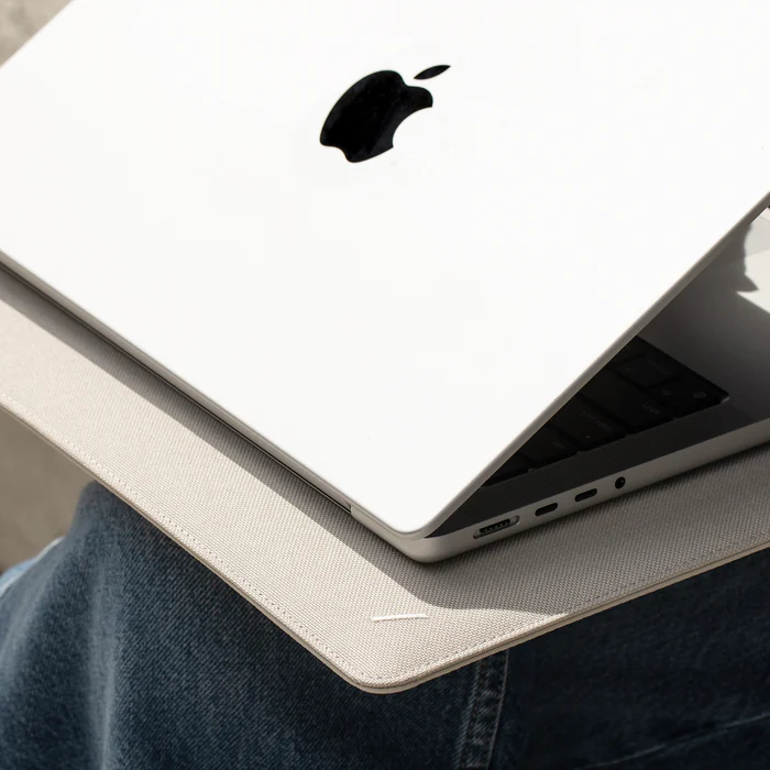 Native Union Stow Slim Mappe til MacBook 16"/15" - Sandstone