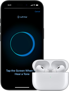 AirPods Pro i ladeetui ved siden av iPhone som viser en hørselshelseskjerm