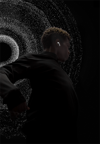 En dansende person som bruker AirPods Pro