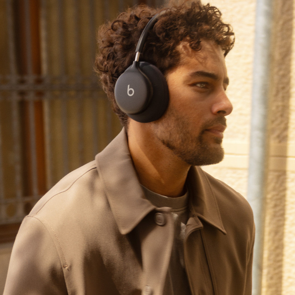 Beats 360 lukkede hodetelefoner – svart med Performance Knit-puter i svart