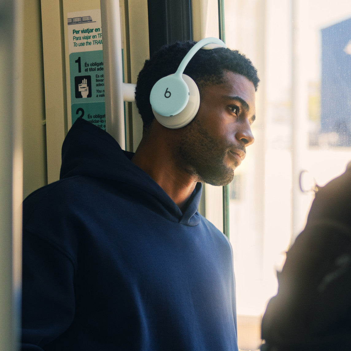 Beats 360 lukkede hodetelefoner – himmelblå med Performance Knit-puter i himmelblå